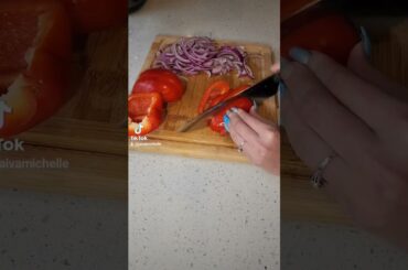 These chicken wraps are so delicious and healthy! low calorie carb smart dinner! #fitness #fyp #diet