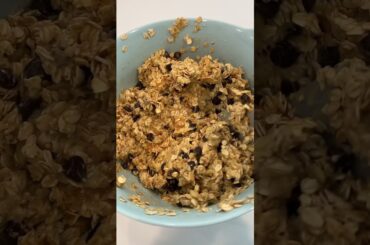 AMAZING 4 Ingredient Chocolate Chip Banana Bars #healthy #recipes