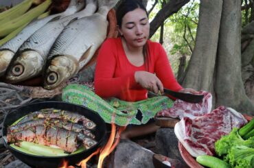 Top cooking in forest- Fish and pork belly braised cooking for lunch
