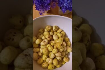 Healthy and Easy Snacks/Roasted Makhana #reel #ytshorts #teatimesnack #roastedmakhana #yummy #enjoy