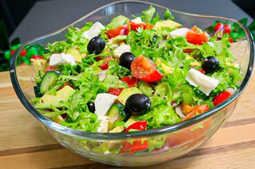 A very quick and healthy salad with avocado and olives! A recipe for every day!