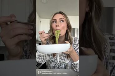 Easy Spinach & Avocado Pesto in the blender - recipe | Healthy lunch idea