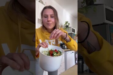 Budget-friendly Healthy voluminous salad for sustainable weight loss. Recipes - @nutriofoods (IG)