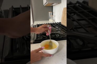 pesto & egg breakfast sandwich recipe! #fitness #inspo #recipe #healthy