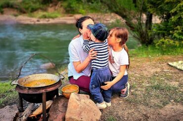 LIFE of a family in the mountains of Ukraine: cooking dinner on a fire