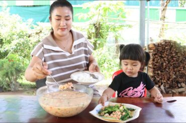 Cute girl Siv chhee and Mum cook healthy food for Seyhak and Pich - Mum and children cooking