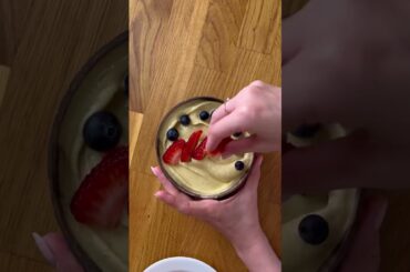 Breakfast mango oats smoothie bowl #healthyrecipes #smoothiebowl #smoothierecipe