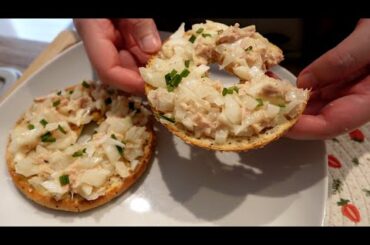 Onion and Tuna Toast Recipe - Easy, crunchy and healthy snack - No cooking if you have dry toasts!