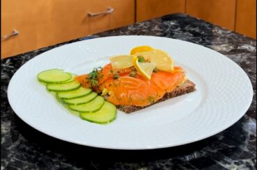 Open faced sandwich with lox. Quick and healthy lunch? Yes please!