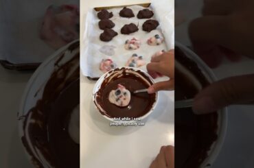 Rating Viral Tiktok Recipes ep.1 (Chocolate yogurt clusters)
