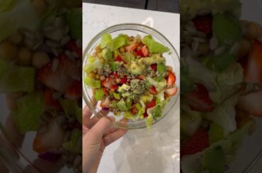 STRAWBERRY, CHICKPEA, AVOCADO HEALTHY SIMPLE SUMMER SALAD RECIPE #healthyhabits #summersalad #wfpb