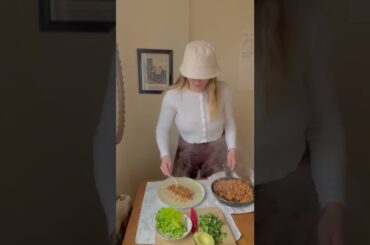 Healthy Chicken and Avocado Breakfast Burrito | Easy Healthy Breakfast Ideas #shorts #recipe