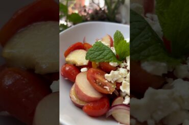 Delicious Mediterranean tomato salad #recipe #healthy #tomato #peach #feta #receta #shorts #ensalada