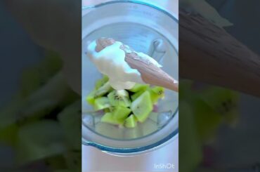 healthy smoothie recipe. #healthy #smoothie #kiwi #strawberry #shorts #youtube