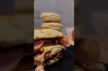 Breakfast ideas #youtubeshorts #foodiehacks #breakfastrecipe #englishmuffin #proteinbreakfast