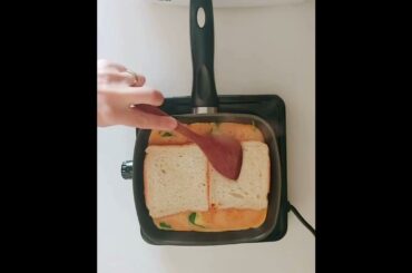 Who wouldn't love a sandwich with scrambled eggs and spinach?! #shortsviral #healthyrecipes