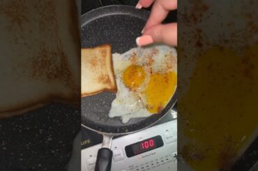 Avocado toast | Avocado toast with egg | healthy breakfast recipe | easy breakfast #shorts