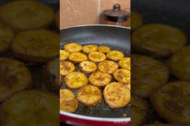 #shorts #youtubeshorts Vazhakkai Fry/Vazhakkai Varuval/Raw Banana Fry/Lunch Recipes/#fry #bananafry