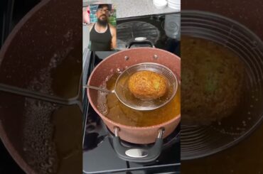 How well it would eat? #avocado #eggs #breakfast #foodhack #cook Credit: @theshabakitchen