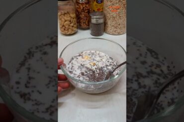 Overnight Oats || Oats & Chia Seeds Breakfast #shorts