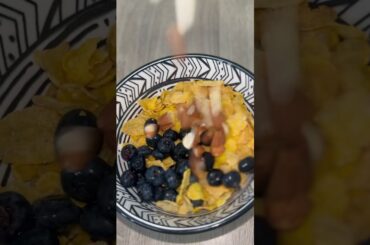 ASMR breakfast prep #short #food #fun #foodmemes #trending #subscribe #cereal #breakfast #healthy