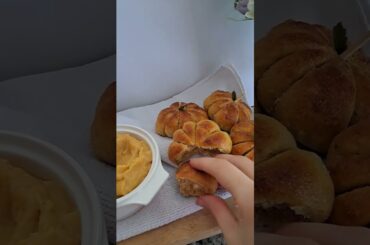 HEALTHY PUMPKIN SHAPED BREAD SHORTS #cleaneating #healthy #spooky #halloween #fallrecipes #bread