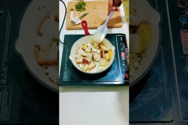 Bread cubes #foodie #youtubeshorts #viral #ytstudiotipsandtricks #ytshorts #food #breadcutletrecipe