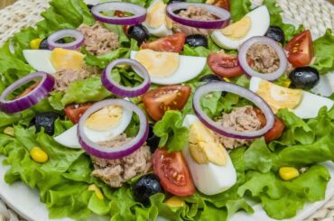DELICIOUS and HEALTHY TUNA SALAD!! SIMPLE recipe with Favourite Dressing!