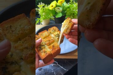 #shorts Cheesy Pull Apart Garlic Bread #easyrecipe #ashortaday