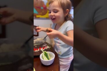 Making Raw Vegan Sushi Wraps - Raw Vegan Lunch Idea #healthy #lunch #rawvegan #sushi #wrap #recipe