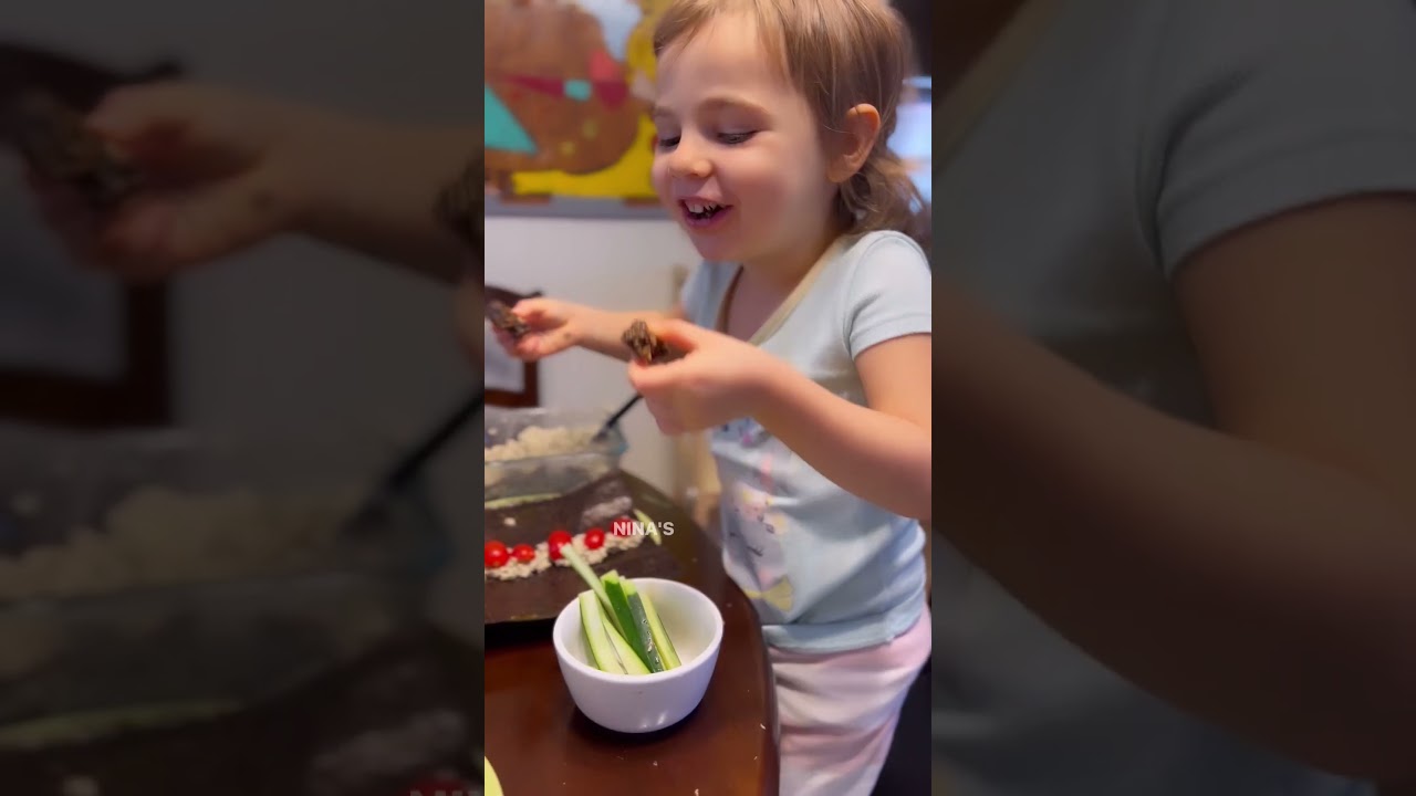 Making Raw Vegan Sushi Wraps – Raw Vegan Lunch Idea #healthy #lunch #rawvegan #sushi #wrap #recipe Making Raw Vegan Sushi Wraps - Raw Vegan Lunch Idea #healthy #lunch #rawvegan #sushi #wrap #recipe