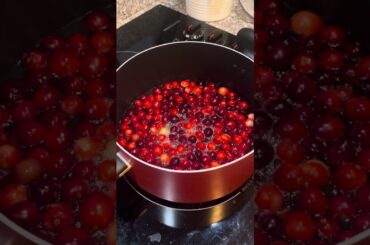 Simple & Healthy Fresh Cranberry Sauce #healthyrecipes #thanksgiving