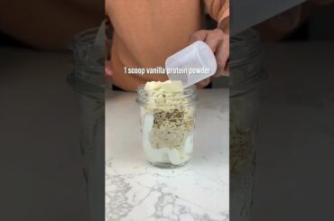 Creamy, Chocolate Strawberry Overnight Oats. Low calorie, PACKED with protein #highprotien