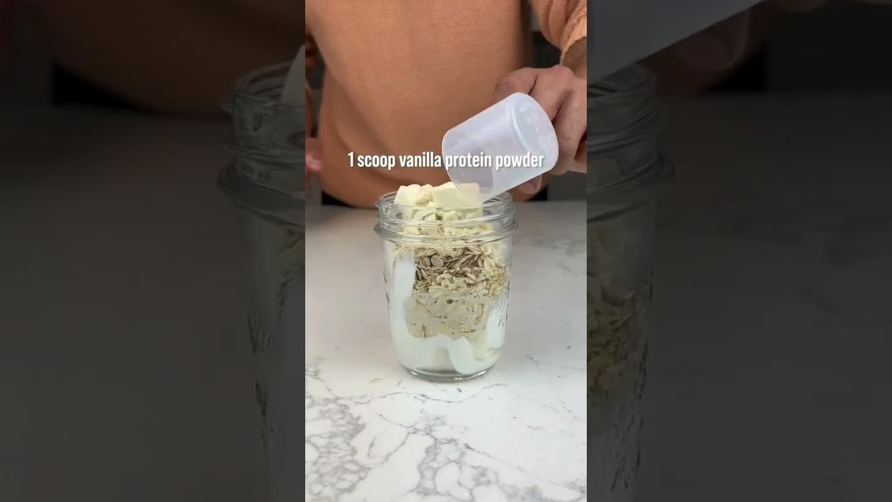 Creamy, Chocolate Strawberry Overnight Oats. Low calorie, PACKED with protein #highprotien Creamy, Chocolate Strawberry Overnight Oats. Low calorie, PACKED with protein #highprotien