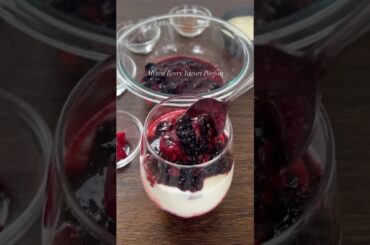 Mixed Berry Yogurt Parfait #snackrecipe #healthysnacks #easysnacks