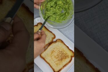 Smashed Avocado Toast With Egg