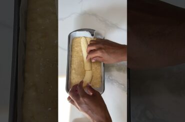 Vlogmas Day 2 Banana Bread with brown sugar topping and recipe. #bananabread #bananabreadrecipe