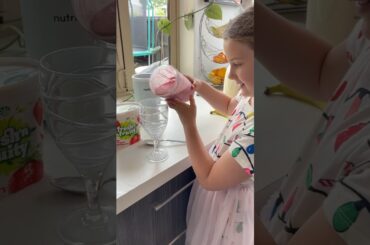 YUM! Make a SMOOTHIE with Sadie | Say Say Smoothie Recipe #kids #healthy #recipe