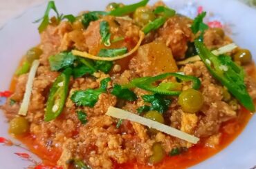 Pakistani traditional Aloo Matar Qeema | Chicken Minch with Peas & Potatoes | dhaba style recipes