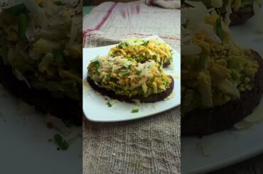 healthy breakfast with eggs and avocado #healthylifestyle #breakfastrecipes #avocadorecipes #eggs