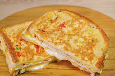 How To Make One Pan Egg Toast! Easy & Delicious Omelette Sandwich Recipe