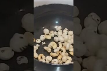 Crunchy Makhana Snack Recipe | A Nutrient-Packed Delight for Healthy Snacking #yyoutubeshorts