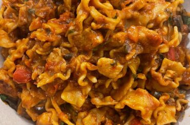 Paprika chicken goulash with pasta - budget and healthy meal prep ideas