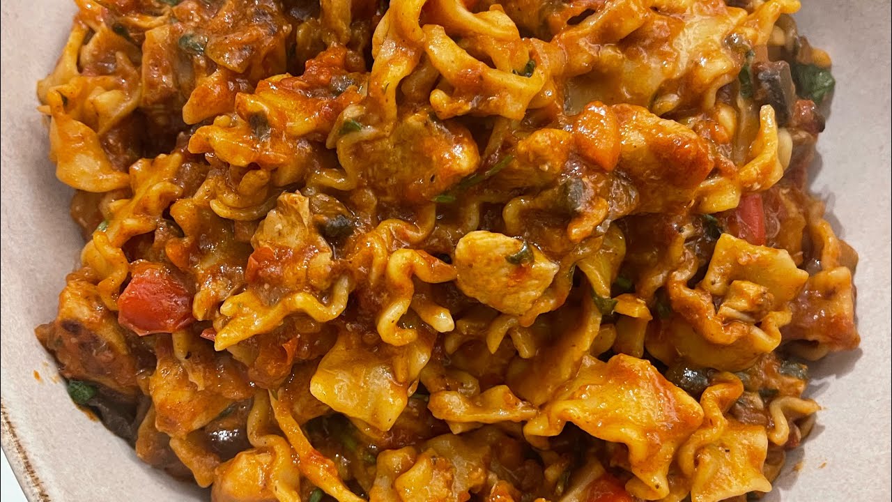 Paprika chicken goulash with pasta – budget and healthy meal prep ideas Paprika chicken goulash with pasta - budget and healthy meal prep ideas