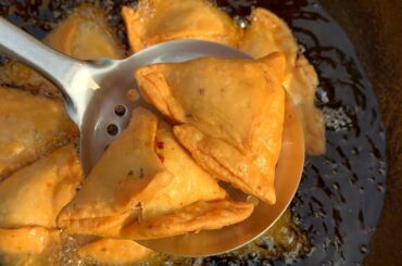 Aloo Kay Samosy Crispy Potato Samosa Recipe | Street Style Perfect Aloo Samosa