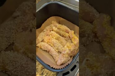 Easy & Healthy Airfryer Chicken! Dinner ideas for busy moms #momlife #mommythings