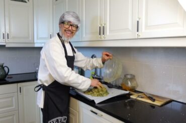 Healthy Bread Recipe: Do You Want To Bake A Healthy Bread With Spinach And Ginger? Watch the Film