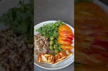 Warm Quinoa Halloumi Salad! #shorts #lunchideas #healthyfood #glutenfree #healthyrecipes #halloumi
