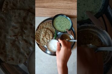 healthy breakfast ideas -bajra rpti,bathua raita,hari mirch chatni,dahi