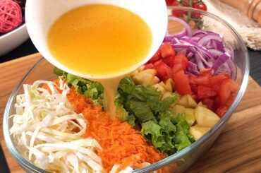 I can't stop eating this healthy salad whith cabbage, onion, tomato and apple!